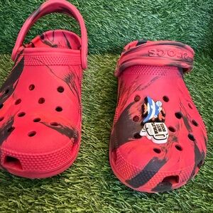 Crocs Adults Red and Black Clog Shoes with Character Charm size m4. W6